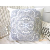 Designer Stoff Kissen, Ronnie Gold Design Grau Und Weiß Designer Stoff Kissen, Ronnie Gold Design Grau Und Weiß von JulieButlerCreations