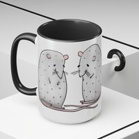 15 Unzen Kaffee Becher Ratten Goblincore Housewarming Maus Dark Academia Volkskunst Nagetier Niedliche Mäuse Seltsame Lustige Geburtstags-Geschenke von JulieFitzGeraldArt