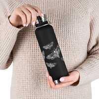 22 Unzen Thermosflasche Motte Thermoskanne Geburtstag Goblincore Dark Academia Insekten Volkskunst Gothic Reisebecher Wunderlich Gruselig Schrullig von JulieFitzGeraldArt