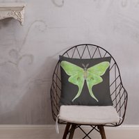 Kissen Luna Moth Dark Academia Home Decor Cottagecore Kunstdruck Käfer Insekt Specimen Bugs Goblincore Geschenke Wald Präparatoren Kunstwerk von JulieFitzGeraldArt