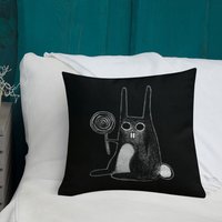 Wurf Kissen Schräge Kaninchen Folk Art Druck Wohnkultur Einweihungsparty Geburtstagsgeschenke Lustig Gruseliger Süßer Hase Lollipop Candy von JulieFitzGeraldArt