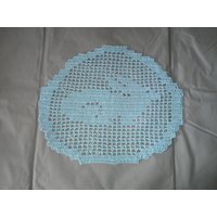 Sitzendes Hasen Filet Häkel Eiförmiges Ovales Osterdeckchen-12"x10.5" - Versandfertig von JuliesCustomCrochet