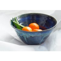 Handgetöpferte Bowl, Schale Für Obst, Kekse Etc. Kristall Hell Und Dunkelblau, Ø 20 cm, Höhe 10 cm Handgetöpferte Bowl, Schale Für Obst, Kekse Etc. Kristall Hell Und Dunkelblau, Ø 20 cm, Höhe 10 cm von Julieskeramik