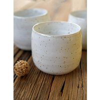 Handgetöpferte Keramik Espresso Tasse, Kaffee Becher in Sehr Schönem Weiß Mit Braunen Kleinen Tupfen, , Durchmesser 7 cm Höhe 6 Handgetöpferte Keramik Espresso Tasse, Kaffee Becher in Sehr Schönem Weiß Mit Braunen Kleinen Tupfen, , Durchmesser 7 cm Höhe 6 von Julieskeramik