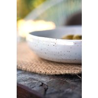 Handgetöpfertes Keramik Oliven Schälchen in Weiß Gesprengelt , Durchmesser 16 cm Höhe 4 cm, Spülmaschinenfest von Julieskeramik