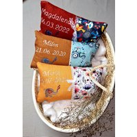 Namenskissen Personalisierte Geschenke Zur Geburt Geburtstag Kissenbezug Mit Name Und Datum Namenskissen Personalisierte Geschenke Zur Geburt Geburtstag Kissenbezug Mit Name Und Datum von JulitasHandarbeiten