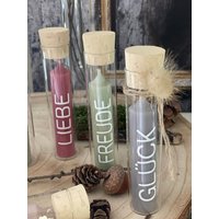 Kerze Im Glas - Kerzen Bedruckt Geschenk Glück Liebe Freude- Mut Zeit Mitbringsel Korkenglas Kerze Im Glas - Kerzen Bedruckt Geschenk Glück Liebe Freude- Mut Zeit Mitbringsel Korkenglas von JumesDesign