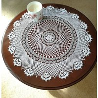 Graues Und Weißes Handgemachtes Nelkendeckchen. 50cm Durchmesser von JunesDoilies