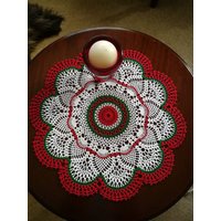 Handgearbeitetes Weihnachtsdeckchen. Rot-Grün-Weiß. 46 cm Durchmesser. Nur Eine Verfügbar von JunesDoilies