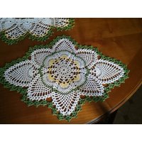 Handgemachtes Ananas Deckchen in Den Farben Des Frühlings. Gelb, Grün Und Weiß. 45 X 33 cm von JunesDoilies