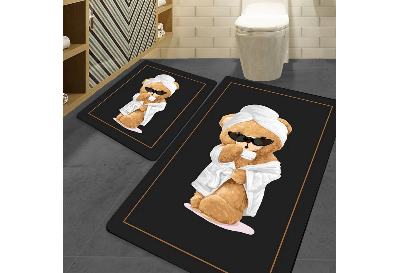 Jungengel Badematte Duschvorleger Set rutschfest Badteppich Vorleger Schwarz Bär Motiv, 2-teiliges Set, Rutschfeste Unterseite, Weiche Oberfläche, Maschinenwaschbar, Rutschfest, Samtig weich, Schnelltrocknend, Pflegeleicht, 100 % Polyester (Oberfläche), Rückseite Latex, Rechteckig, Trendiges Relax-Bär-Motiv, rutschfest & pflegeleicht Jungengel Badematte Duschvorleger Set rutschfest Badteppich Vorleger Schwarz Bär Motiv, 2-teiliges Set, Rutschfeste Unterseite, Weiche Oberfläche, Maschinenwaschbar, Rutschfest, Samtig weich, Schnelltrocknend, Pflegeleicht, 100 % Polyester (Oberfläche), Rückseite Latex, Rechteckig, Trendiges Relax-Bär-Motiv, rutschfest & pflegeleicht von Jungengel
