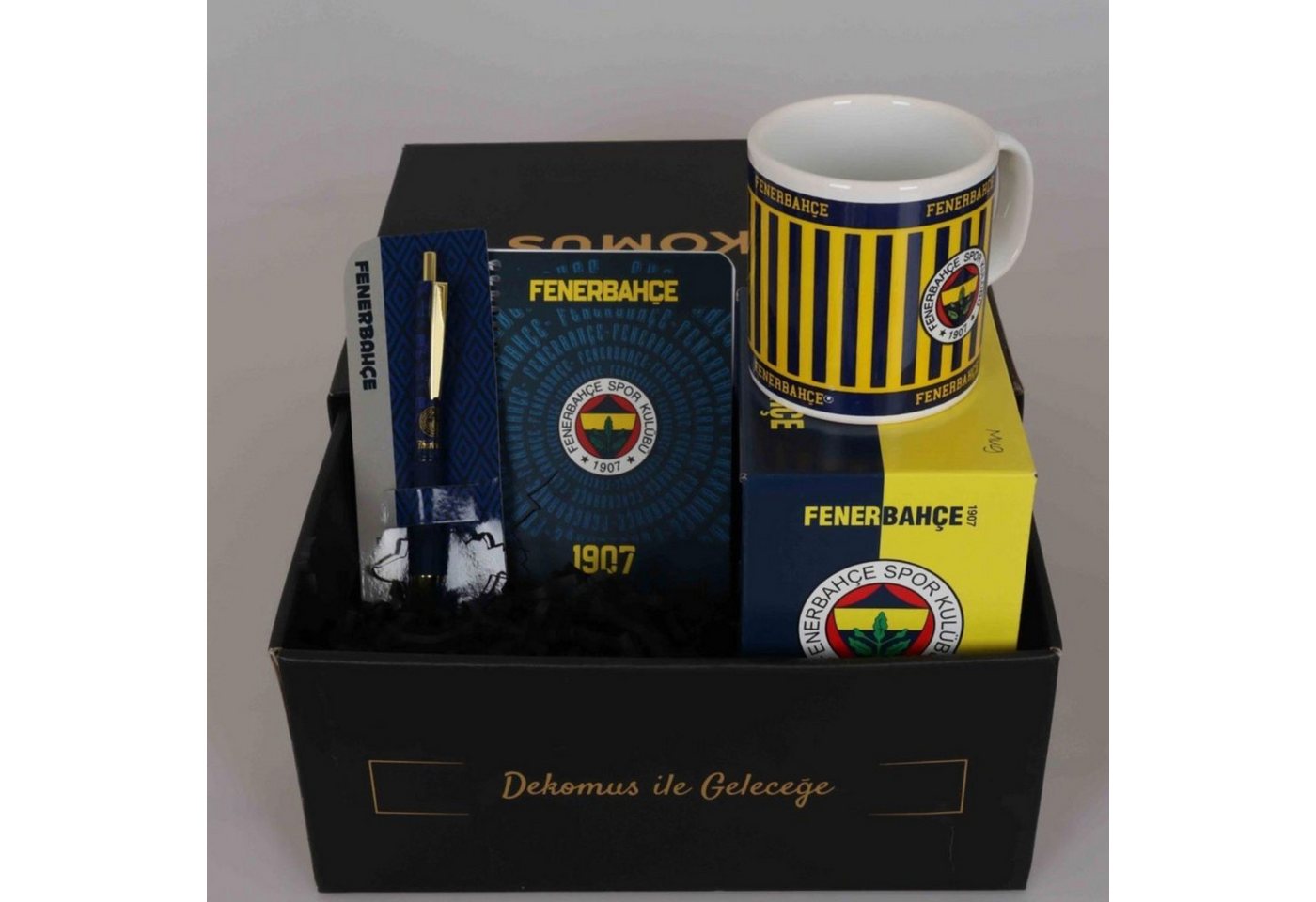 Jungengel Geschenkbox Fenerbahce Geschenkset Tasse Notizbuch Lizenziert Fanartikel 1907 (Fanartikel-Set, 4 St., Geschenkset mit Tasse, Notizbuch und Kugelschreiber), Offizielles Fenerbahce Fan-Set Tasse, Notizbuch, Stift & Geschenkbox von Jungengel