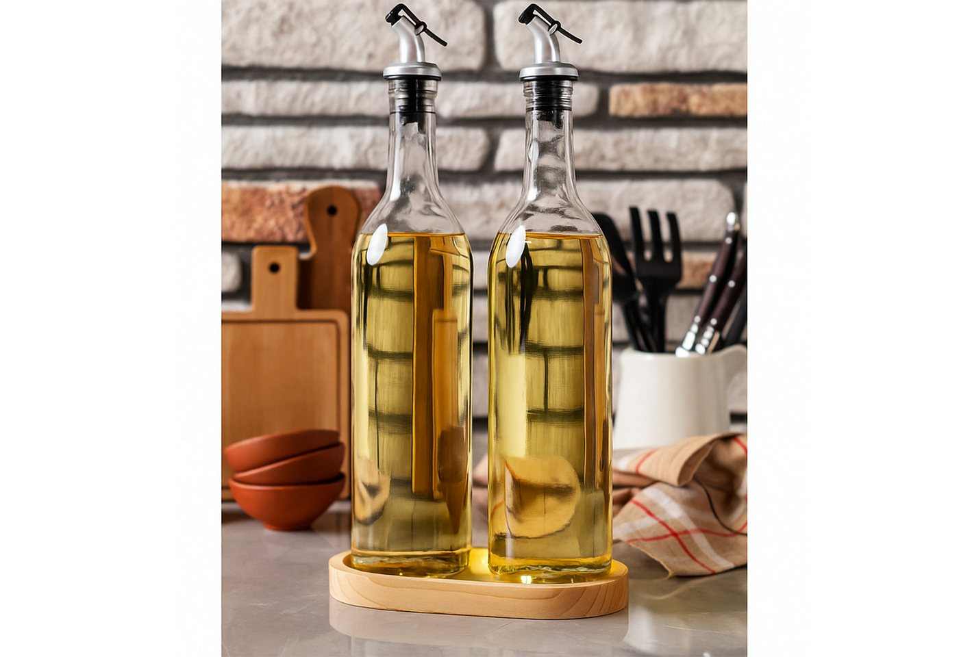 Jungengel Menage-Set 2er-Set 750 ml Öl- und Essigflaschen mit Holzständer, (2-tlg), Transparente Glasflaschen mit Metall-Ausgießer von Jungengel