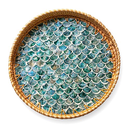 JUNGLE CULTURE Großes Rattan-Serviertablett 35 cm mit Perlmutt • Coastal Boho Collection • Handgefertigtes Serviertablett mit Griffen • Runde gewebte Tischtabletts für Zuhause • Weidenkorb - Kaskade von Jungle Culture