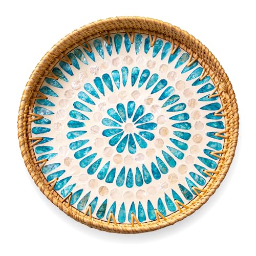 JUNGLE CULTURE Rattan-Serviertablett 30 cm mit Perlmutt-Inlay • Coastal Boho Collection • Handgefertigt gewebt mit Griffen für Zuhause • Rundes Esstischtablett • Weiden-Servierkorb – geriffelt von Jungle Culture