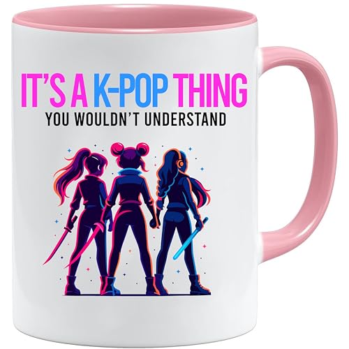 kpop demon hunters | Anime Tasse mit Spruch It's a Kpop Thing | Lustiger Kaffeebecher Geschenkidee für Fans von Zoey Rumi Huntrix | Kpop Merch Tasse Büro Schule | Keramik, Weiß/Rosa, 330 ml kpop demon hunters | Anime Tasse mit Spruch It's a Kpop Thing | Lustiger Kaffeebecher Geschenkidee für Fans von Zoey Rumi Huntrix | Kpop Merch Tasse Büro Schule | Keramik, Weiß/Rosa, 330 ml von Jungle Mug