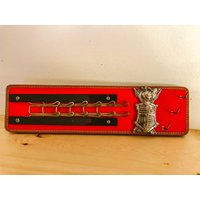 Vintage Krawattenleiste Mit 6 Messing Schaukelhaken Und 3 Haken Einem Ritter Wappen; Rote Filz - Tan-Borte; Mid-Century Accessoire Organisation von JuniperTrading