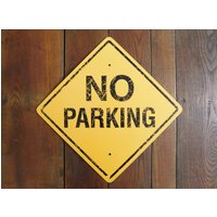 Vintage Gelbes "No Parking" Metallschild - Garagendeko Jungenzimmer Mancave Kein Parken Straßenschild von JunketteLove