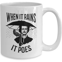 Wenn Es Regnet, Poes Wortspiel Edgar Allan Poe Kaffeebecher von JuntoTees