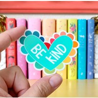 Be Kind in Scalloped Heart - Regenbogenfarben Vinyl Aufkleber Wasserflasche Laptop Planer von JustAddSunshineInc