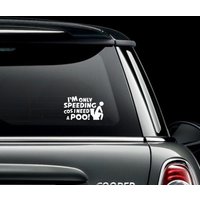 I'm Speeding Cos I Need A Poo Car Bumper Vehicle Sticker - Funny Humour Rude Adult Camper Van Bike Motorrad Boot Wand Wc Fenster von JustBlingit30