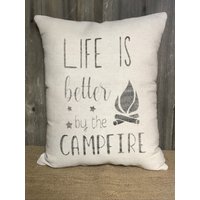 Das Leben Ist Besser Durch Das Lagerfeuer Grain Sack Kissen Das Leben Ist Besser Durch Das Lagerfeuer Grain Sack Kissen von JustCountryCrafts