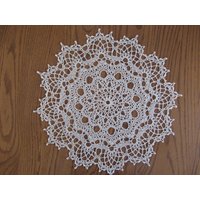 Entzückendes Rundes Ecru 15 cm Großes Deckchen von JustCrocheting