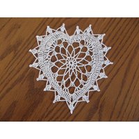 Gehäkeltes 15 cm Herz Deckchen von JustCrocheting