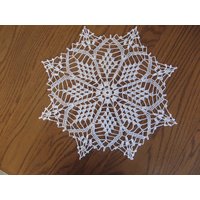 Runde Gehäkelte 13-Zoll-Kronjuwelen Weißes Deckchen von JustCrocheting