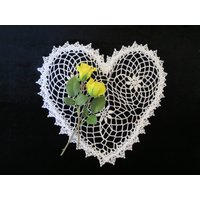 Valentine Herzform Weißes Deckchen - Zuneigung von JustCrocheting