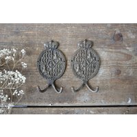 1 Paar Vintage Löwenwappen Wandhaken, Gegossene Metallhaken von JustFrenchVintage