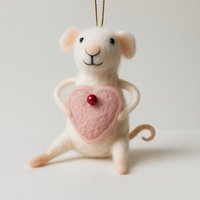 Handgemachte Filzmaus Mit Herz | Liebevolles Ornament Weihnachtsdeko Unikat Geschenkidee Herzdekoration von JustHandcraftsStudio