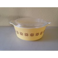 Pyrex Town & Country Auflaufform Schüssel Mit Klarem Deckel Und Griffen Gelb Braunen Hex-Zeichen 472 von JustMidCentury