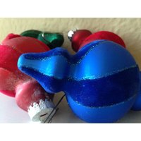 Set Aus Vier Blau Roten Und Grünen Glas - Samt-Christbaumschmuck von JustMidCentury