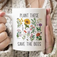 Blumentasse, Pflanze Diese Save The Bees Tasse, Wildblumen Blumen Geschenk, Floral Design, Süße Blume, Blumenliebhaber Geschenk von JustMorePlants