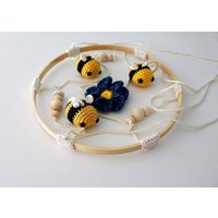 Kawaii Hummel Mobile, Süßes Blumen Und Bienen Gehäkeltes Baby Deko, Kinderzimmer Deko von JustPrettyThings86