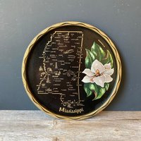 Souvenir Tablett Aus Schwarzem Metall Mississippi - Magnolia von JustSmashingDarling