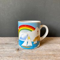Vintage Regenbogen-Tasse - Regenbogen-Segelboot- Und Leuchtturm-Becher von JustSmashingDarling