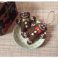 2 Lebkuchenmännchen, Advent, Weihnachtsschmuck, Geschenkanhänger, Christbaumschmuck, Bestickt 2 Lebkuchenmännchen, Advent, Weihnachtsschmuck, Geschenkanhänger, Christbaumschmuck, Bestickt von JustTinasart