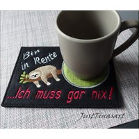 Tassenteppich, Untersetzer Kaffee, Mug Rug, Faultier, in Rente, Tassenuntersetzer, Getränkeuntersetzer Mit Motiv Und Spruch von JustTinasart