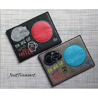 Tassenteppich, Untersetzer Kaffee, Mug Rug, Katze Und Tassenuntersetzer Mit Motive Spruch Tassenteppich, Untersetzer Kaffee, Mug Rug, Katze Und Tassenuntersetzer Mit Motive Spruch von JustTinasart