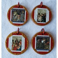 Rote Deutsche Stempel 4 Ornament Set Rote Deutsche Stempel 4 Ornament Set von JustduckyArts