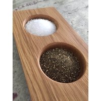 Handgefertigter Salz - Und Pfefferstreuer Aus Eichenholz Moderner Gewürzspender Handgefertigter Salz - Und Pfefferstreuer Aus Eichenholz Moderner Gewürzspender von JustinWoodNI