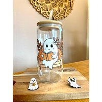 Trinkglas Mit Bambusdeckel Und Strohhalm - Süßer Lesender Geist Booktok Merch Glas Geschenk Für Leseratten & Buchliebhaber von JuteezDesign