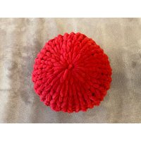 Rotes Kissen Aus Chenille Wolle Gehäkelt, Samtweich, Ideal Um Dein Heim Zu Verschönern Oder Verschenken, Z. B. Weihnachten von JuttasBoutique