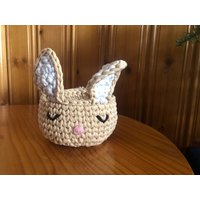 Süßer Hasenkorb, Osterkorb Aus Hochwertig Recyceltem Baumwollgarn, Sehr Formstabil in Verschiedenen Farben Und Größen, Gehäkelt von JuttasBoutique