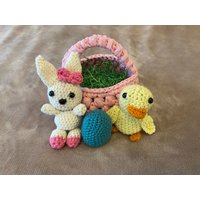 Süßer Osterkorb Mit Häschen, Küken Und Osterei, Aus Wolle Gehäkelt, Ideal Als Ostergeschenk, Osterdekoration, Set von JuttasBoutique