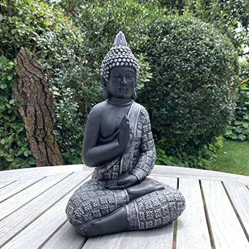 Sitzende Buddha Figur für Indoor und Outdoor 33cm Feng Shui Deko Kunststein Statue Zen Gartenfigur Steinoptik (33 cm, Schwarz Silber) von K&L Wall Art