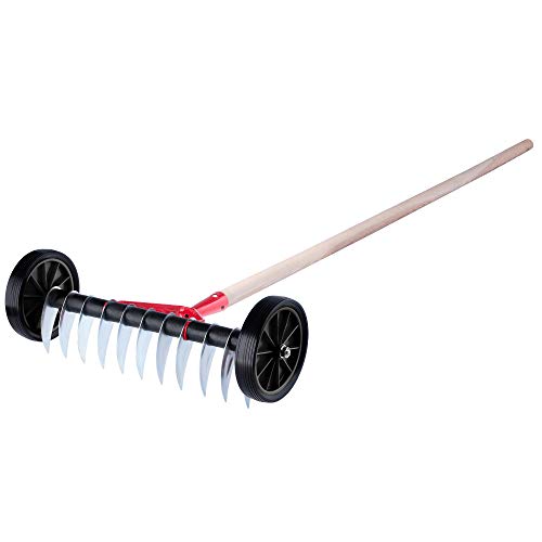 KADAX Rasenlüfter mit Rädern, Gartenkralle für Rasen, Garten, Moos, Schneidrechen aus Metall, manueller Vertikutierer, Gartenzubehör, Rasenbelüfter, Kultivator (mit Stiel) von KADAX
