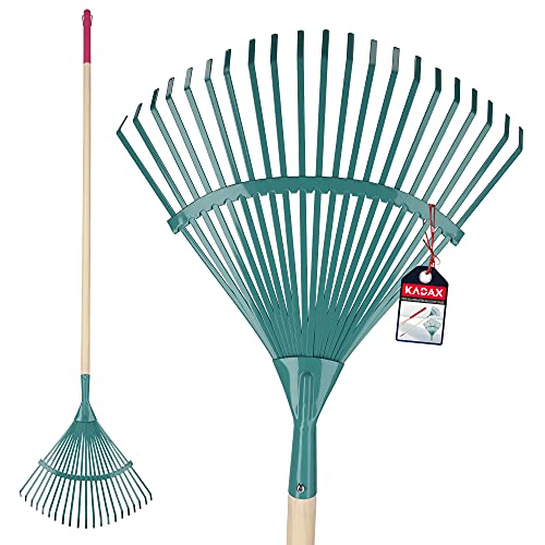 KADAX Rechen, Laubrechen für Damen, Harke mit langem Stiel aus Holz, Laubfächer für Garten, Bequeme Gartenharke, Rasen, Laubbesen, Gartengerät, Gartenwerkzeug, Laubfeger (Stahlband) von KADAX